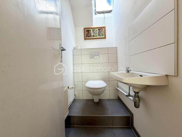 Au cœur du village prisé de Puttelange-aux-Lacs, venez découvrir ce superbe duplex idéalement situé, à deux pas des commerces, des écoles et de l’ensemble des commodités.

Avec ses 126 m² répartis sur deux niveaux, ce duplex atypique séduit par ses volumes généreux et sa luminosité naturelle qui baigne chaque espace.

Au premier niveau, vous découvrirez un salon et un séjour communicants, avec un accès direct à la cuisine — un agencement idéal pour partager des moments conviviaux en famille ou entre amis. La cuisine, fonctionnelle et accueillante, est prête à révéler vos talents culinaires. Ce niveau comprend également deux chambres confortables ainsi qu’une salle d’eau.

Au deuxième niveau, vous trouverez deux chambres supplémentaires, un WC indépendant, une buanderie, ainsi qu’une pièce pouvant être aménagée en espace de rangement. Un grenier complète ce niveau et offre une solution de stockage supplémentaire.

Pour parfaire votre confort, vous disposerez d'un garage, d'une cave et d'un jardin idéalement exposé pour vos longues soirées d'été en famille ou entre amis.

Contactez-moi dès maintenant pour organiser une visite et laissez-vous séduire par ce duplex plein de caractère.