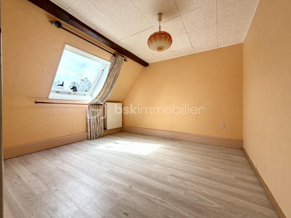 Au cœur du village prisé de Puttelange-aux-Lacs, venez découvrir ce superbe duplex idéalement situé, à deux pas des commerces, des écoles et de l’ensemble des commodités.

Avec ses 126 m² répartis sur deux niveaux, ce duplex atypique séduit par ses volumes généreux et sa luminosité naturelle qui baigne chaque espace.

Au premier niveau, vous découvrirez un salon et un séjour communicants, avec un accès direct à la cuisine — un agencement idéal pour partager des moments conviviaux en famille ou entre amis. La cuisine, fonctionnelle et accueillante, est prête à révéler vos talents culinaires. Ce niveau comprend également deux chambres confortables ainsi qu’une salle d’eau.

Au deuxième niveau, vous trouverez deux chambres supplémentaires, un WC indépendant, une buanderie, ainsi qu’une pièce pouvant être aménagée en espace de rangement. Un grenier complète ce niveau et offre une solution de stockage supplémentaire.

Pour parfaire votre confort, vous disposerez d'un garage, d'une cave et d'un jardin idéalement exposé pour vos longues soirées d'été en famille ou entre amis.

Contactez-moi dès maintenant pour organiser une visite et laissez-vous séduire par ce duplex plein de caractère.
