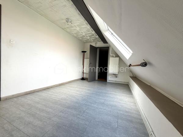 Au cœur du village prisé de Puttelange-aux-Lacs, venez découvrir ce superbe duplex idéalement situé, à deux pas des commerces, des écoles et de l’ensemble des commodités.

Avec ses 126 m² répartis sur deux niveaux, ce duplex atypique séduit par ses volumes généreux et sa luminosité naturelle qui baigne chaque espace.

Au premier niveau, vous découvrirez un salon et un séjour communicants, avec un accès direct à la cuisine — un agencement idéal pour partager des moments conviviaux en famille ou entre amis. La cuisine, fonctionnelle et accueillante, est prête à révéler vos talents culinaires. Ce niveau comprend également deux chambres confortables ainsi qu’une salle d’eau.

Au deuxième niveau, vous trouverez deux chambres supplémentaires, un WC indépendant, une buanderie, ainsi qu’une pièce pouvant être aménagée en espace de rangement. Un grenier complète ce niveau et offre une solution de stockage supplémentaire.

Pour parfaire votre confort, vous disposerez d'un garage, d'une cave et d'un jardin idéalement exposé pour vos longues soirées d'été en famille ou entre amis.

Contactez-moi dès maintenant pour organiser une visite et laissez-vous séduire par ce duplex plein de caractère.