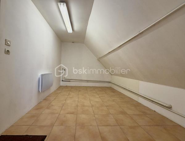 Au cœur du village prisé de Puttelange-aux-Lacs, venez découvrir ce superbe duplex idéalement situé, à deux pas des commerces, des écoles et de l’ensemble des commodités.

Avec ses 126 m² répartis sur deux niveaux, ce duplex atypique séduit par ses volumes généreux et sa luminosité naturelle qui baigne chaque espace.

Au premier niveau, vous découvrirez un salon et un séjour communicants, avec un accès direct à la cuisine — un agencement idéal pour partager des moments conviviaux en famille ou entre amis. La cuisine, fonctionnelle et accueillante, est prête à révéler vos talents culinaires. Ce niveau comprend également deux chambres confortables ainsi qu’une salle d’eau.

Au deuxième niveau, vous trouverez deux chambres supplémentaires, un WC indépendant, une buanderie, ainsi qu’une pièce pouvant être aménagée en espace de rangement. Un grenier complète ce niveau et offre une solution de stockage supplémentaire.

Pour parfaire votre confort, vous disposerez d'un garage, d'une cave et d'un jardin idéalement exposé pour vos longues soirées d'été en famille ou entre amis.

Contactez-moi dès maintenant pour organiser une visite et laissez-vous séduire par ce duplex plein de caractère.