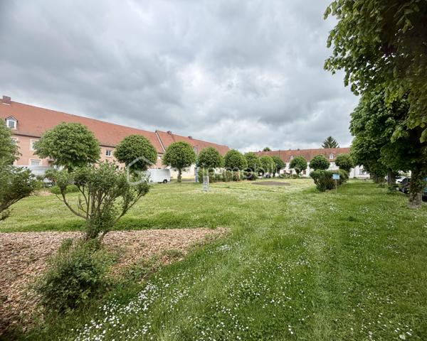 Au cœur du village prisé de Puttelange-aux-Lacs, venez découvrir ce superbe duplex idéalement situé, à deux pas des commerces, des écoles et de l’ensemble des commodités.

Avec ses 126 m² répartis sur deux niveaux, ce duplex atypique séduit par ses volumes généreux et sa luminosité naturelle qui baigne chaque espace.

Au premier niveau, vous découvrirez un salon et un séjour communicants, avec un accès direct à la cuisine — un agencement idéal pour partager des moments conviviaux en famille ou entre amis. La cuisine, fonctionnelle et accueillante, est prête à révéler vos talents culinaires. Ce niveau comprend également deux chambres confortables ainsi qu’une salle d’eau.

Au deuxième niveau, vous trouverez deux chambres supplémentaires, un WC indépendant, une buanderie, ainsi qu’une pièce pouvant être aménagée en espace de rangement. Un grenier complète ce niveau et offre une solution de stockage supplémentaire.

Pour parfaire votre confort, vous disposerez d'un garage, d'une cave et d'un jardin idéalement exposé pour vos longues soirées d'été en famille ou entre amis.

Contactez-moi dès maintenant pour organiser une visite et laissez-vous séduire par ce duplex plein de caractère.