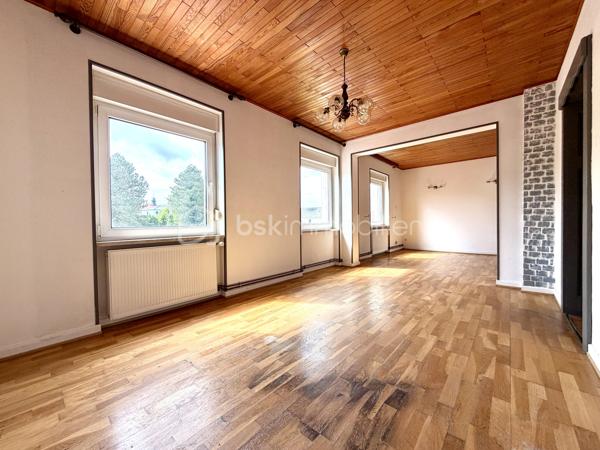 Au cœur du village prisé de Puttelange-aux-Lacs, venez découvrir ce superbe duplex idéalement situé, à deux pas des commerces, des écoles et de l’ensemble des commodités.

Avec ses 126 m² répartis sur deux niveaux, ce duplex atypique séduit par ses volumes généreux et sa luminosité naturelle qui baigne chaque espace.

Au premier niveau, vous découvrirez un salon et un séjour communicants, avec un accès direct à la cuisine — un agencement idéal pour partager des moments conviviaux en famille ou entre amis. La cuisine, fonctionnelle et accueillante, est prête à révéler vos talents culinaires. Ce niveau comprend également deux chambres confortables ainsi qu’une salle d’eau.

Au deuxième niveau, vous trouverez deux chambres supplémentaires, un WC indépendant, une buanderie, ainsi qu’une pièce pouvant être aménagée en espace de rangement. Un grenier complète ce niveau et offre une solution de stockage supplémentaire.

Pour parfaire votre confort, vous disposerez d'un garage, d'une cave et d'un jardin idéalement exposé pour vos longues soirées d'été en famille ou entre amis.

Contactez-moi dès maintenant pour organiser une visite et laissez-vous séduire par ce duplex plein de caractère.
