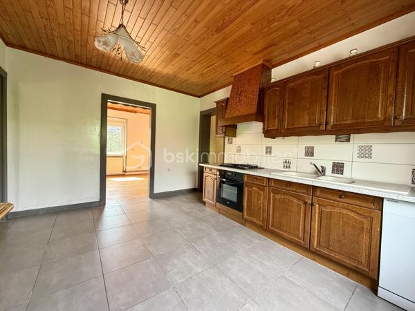 Au cœur du village prisé de Puttelange-aux-Lacs, venez découvrir ce superbe duplex idéalement situé, à deux pas des commerces, des écoles et de l’ensemble des commodités.

Avec ses 126 m² répartis sur deux niveaux, ce duplex atypique séduit par ses volumes généreux et sa luminosité naturelle qui baigne chaque espace.

Au premier niveau, vous découvrirez un salon et un séjour communicants, avec un accès direct à la cuisine — un agencement idéal pour partager des moments conviviaux en famille ou entre amis. La cuisine, fonctionnelle et accueillante, est prête à révéler vos talents culinaires. Ce niveau comprend également deux chambres confortables ainsi qu’une salle d’eau.

Au deuxième niveau, vous trouverez deux chambres supplémentaires, un WC indépendant, une buanderie, ainsi qu’une pièce pouvant être aménagée en espace de rangement. Un grenier complète ce niveau et offre une solution de stockage supplémentaire.

Pour parfaire votre confort, vous disposerez d'un garage, d'une cave et d'un jardin idéalement exposé pour vos longues soirées d'été en famille ou entre amis.

Contactez-moi dès maintenant pour organiser une visite et laissez-vous séduire par ce duplex plein de caractère.