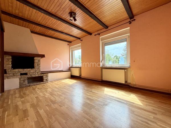 Au cœur du village prisé de Puttelange-aux-Lacs, venez découvrir ce superbe duplex idéalement situé, à deux pas des commerces, des écoles et de l’ensemble des commodités.

Avec ses 126 m² répartis sur deux niveaux, ce duplex atypique séduit par ses volumes généreux et sa luminosité naturelle qui baigne chaque espace.

Au premier niveau, vous découvrirez un salon et un séjour communicants, avec un accès direct à la cuisine — un agencement idéal pour partager des moments conviviaux en famille ou entre amis. La cuisine, fonctionnelle et accueillante, est prête à révéler vos talents culinaires. Ce niveau comprend également deux chambres confortables ainsi qu’une salle d’eau.

Au deuxième niveau, vous trouverez deux chambres supplémentaires, un WC indépendant, une buanderie, ainsi qu’une pièce pouvant être aménagée en espace de rangement. Un grenier complète ce niveau et offre une solution de stockage supplémentaire.

Pour parfaire votre confort, vous disposerez d'un garage, d'une cave et d'un jardin idéalement exposé pour vos longues soirées d'été en famille ou entre amis.

Contactez-moi dès maintenant pour organiser une visite et laissez-vous séduire par ce duplex plein de caractère.