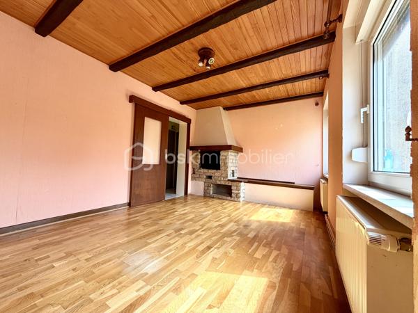 Au cœur du village prisé de Puttelange-aux-Lacs, venez découvrir ce superbe duplex idéalement situé, à deux pas des commerces, des écoles et de l’ensemble des commodités.

Avec ses 126 m² répartis sur deux niveaux, ce duplex atypique séduit par ses volumes généreux et sa luminosité naturelle qui baigne chaque espace.

Au premier niveau, vous découvrirez un salon et un séjour communicants, avec un accès direct à la cuisine — un agencement idéal pour partager des moments conviviaux en famille ou entre amis. La cuisine, fonctionnelle et accueillante, est prête à révéler vos talents culinaires. Ce niveau comprend également deux chambres confortables ainsi qu’une salle d’eau.

Au deuxième niveau, vous trouverez deux chambres supplémentaires, un WC indépendant, une buanderie, ainsi qu’une pièce pouvant être aménagée en espace de rangement. Un grenier complète ce niveau et offre une solution de stockage supplémentaire.

Pour parfaire votre confort, vous disposerez d'un garage, d'une cave et d'un jardin idéalement exposé pour vos longues soirées d'été en famille ou entre amis.

Contactez-moi dès maintenant pour organiser une visite et laissez-vous séduire par ce duplex plein de caractère.