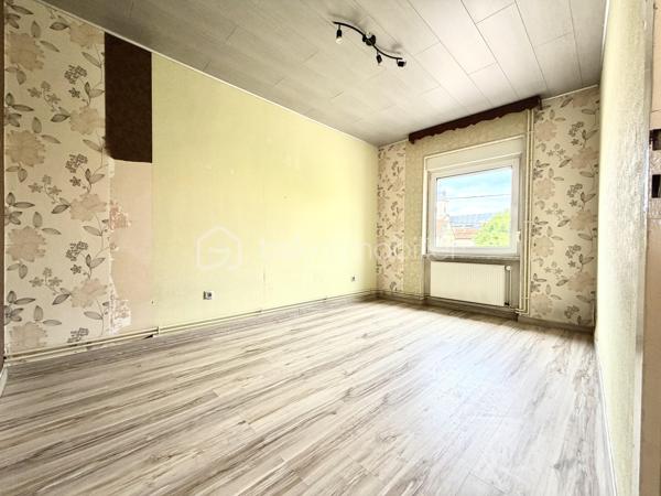Au cœur du village prisé de Puttelange-aux-Lacs, venez découvrir ce superbe duplex idéalement situé, à deux pas des commerces, des écoles et de l’ensemble des commodités.

Avec ses 126 m² répartis sur deux niveaux, ce duplex atypique séduit par ses volumes généreux et sa luminosité naturelle qui baigne chaque espace.

Au premier niveau, vous découvrirez un salon et un séjour communicants, avec un accès direct à la cuisine — un agencement idéal pour partager des moments conviviaux en famille ou entre amis. La cuisine, fonctionnelle et accueillante, est prête à révéler vos talents culinaires. Ce niveau comprend également deux chambres confortables ainsi qu’une salle d’eau.

Au deuxième niveau, vous trouverez deux chambres supplémentaires, un WC indépendant, une buanderie, ainsi qu’une pièce pouvant être aménagée en espace de rangement. Un grenier complète ce niveau et offre une solution de stockage supplémentaire.

Pour parfaire votre confort, vous disposerez d'un garage, d'une cave et d'un jardin idéalement exposé pour vos longues soirées d'été en famille ou entre amis.

Contactez-moi dès maintenant pour organiser une visite et laissez-vous séduire par ce duplex plein de caractère.
