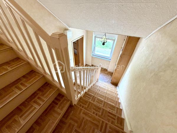 Au cœur du village prisé de Puttelange-aux-Lacs, venez découvrir ce superbe duplex idéalement situé, à deux pas des commerces, des écoles et de l’ensemble des commodités.

Avec ses 126 m² répartis sur deux niveaux, ce duplex atypique séduit par ses volumes généreux et sa luminosité naturelle qui baigne chaque espace.

Au premier niveau, vous découvrirez un salon et un séjour communicants, avec un accès direct à la cuisine — un agencement idéal pour partager des moments conviviaux en famille ou entre amis. La cuisine, fonctionnelle et accueillante, est prête à révéler vos talents culinaires. Ce niveau comprend également deux chambres confortables ainsi qu’une salle d’eau.

Au deuxième niveau, vous trouverez deux chambres supplémentaires, un WC indépendant, une buanderie, ainsi qu’une pièce pouvant être aménagée en espace de rangement. Un grenier complète ce niveau et offre une solution de stockage supplémentaire.

Pour parfaire votre confort, vous disposerez d'un garage, d'une cave et d'un jardin idéalement exposé pour vos longues soirées d'été en famille ou entre amis.

Contactez-moi dès maintenant pour organiser une visite et laissez-vous séduire par ce duplex plein de caractère.