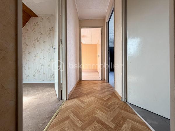 Au cœur du village prisé de Puttelange-aux-Lacs, venez découvrir ce superbe duplex idéalement situé, à deux pas des commerces, des écoles et de l’ensemble des commodités.

Avec ses 126 m² répartis sur deux niveaux, ce duplex atypique séduit par ses volumes généreux et sa luminosité naturelle qui baigne chaque espace.

Au premier niveau, vous découvrirez un salon et un séjour communicants, avec un accès direct à la cuisine — un agencement idéal pour partager des moments conviviaux en famille ou entre amis. La cuisine, fonctionnelle et accueillante, est prête à révéler vos talents culinaires. Ce niveau comprend également deux chambres confortables ainsi qu’une salle d’eau.

Au deuxième niveau, vous trouverez deux chambres supplémentaires, un WC indépendant, une buanderie, ainsi qu’une pièce pouvant être aménagée en espace de rangement. Un grenier complète ce niveau et offre une solution de stockage supplémentaire.

Pour parfaire votre confort, vous disposerez d'un garage, d'une cave et d'un jardin idéalement exposé pour vos longues soirées d'été en famille ou entre amis.

Contactez-moi dès maintenant pour organiser une visite et laissez-vous séduire par ce duplex plein de caractère.