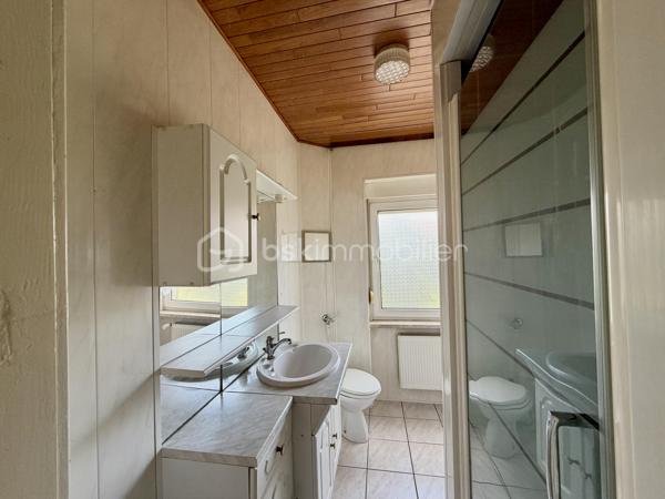 Au cœur du village prisé de Puttelange-aux-Lacs, venez découvrir ce superbe duplex idéalement situé, à deux pas des commerces, des écoles et de l’ensemble des commodités.

Avec ses 126 m² répartis sur deux niveaux, ce duplex atypique séduit par ses volumes généreux et sa luminosité naturelle qui baigne chaque espace.

Au premier niveau, vous découvrirez un salon et un séjour communicants, avec un accès direct à la cuisine — un agencement idéal pour partager des moments conviviaux en famille ou entre amis. La cuisine, fonctionnelle et accueillante, est prête à révéler vos talents culinaires. Ce niveau comprend également deux chambres confortables ainsi qu’une salle d’eau.

Au deuxième niveau, vous trouverez deux chambres supplémentaires, un WC indépendant, une buanderie, ainsi qu’une pièce pouvant être aménagée en espace de rangement. Un grenier complète ce niveau et offre une solution de stockage supplémentaire.

Pour parfaire votre confort, vous disposerez d'un garage, d'une cave et d'un jardin idéalement exposé pour vos longues soirées d'été en famille ou entre amis.

Contactez-moi dès maintenant pour organiser une visite et laissez-vous séduire par ce duplex plein de caractère.