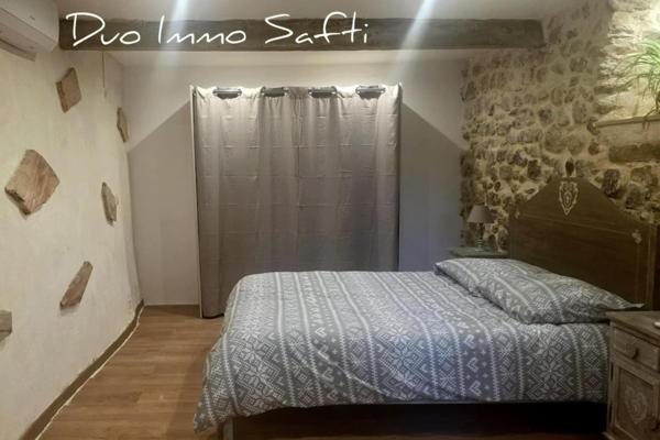 T2 meublé et équipé dans petite copropriété sans syndic et sans charge.