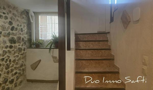 T2 meublé et équipé dans petite copropriété sans syndic et sans charge.