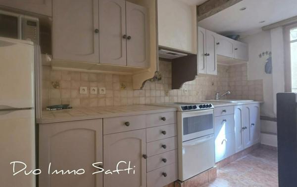 T2 meublé et équipé dans petite copropriété sans syndic et sans charge.