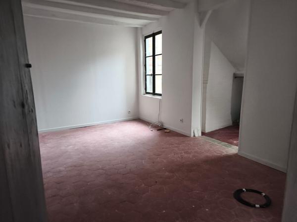 ensemble immobilier avec 2 commerces et habitations