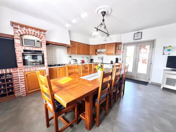 Maison 205m2 4 ch combles aménagés carport jardin terrasse