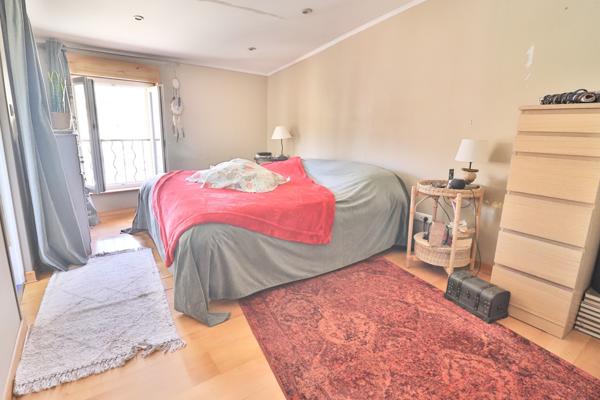 Brignoles: immeuble: restaurant et appartement