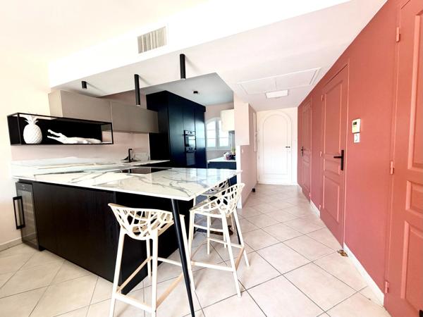 AIGUES-MORTES – MARINA D'EXCEPTION AVEC POSTE D'AMARRAGE 12 x 6 m, GARAGE ET VUE SUR LE BASSIN