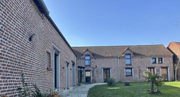 Magnifique Corps de Ferme totalement clos avec Grange de plus de 100m2.