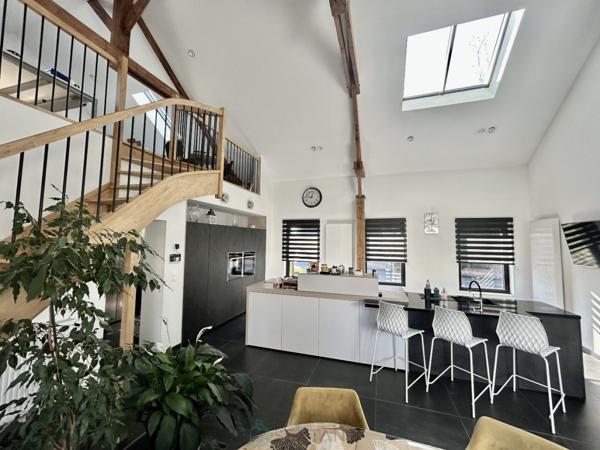 Magnifique Corps de Ferme totalement clos avec Grange de plus de 100m2.