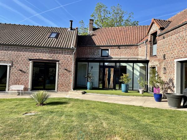 Magnifique Corps de Ferme totalement clos avec Grange de plus de 100m2.