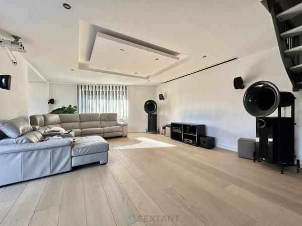 Magnifique Corps de Ferme totalement clos avec Grange de plus de 100m2.