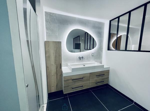 Magnifique Corps de Ferme totalement clos avec Grange de plus de 100m2.