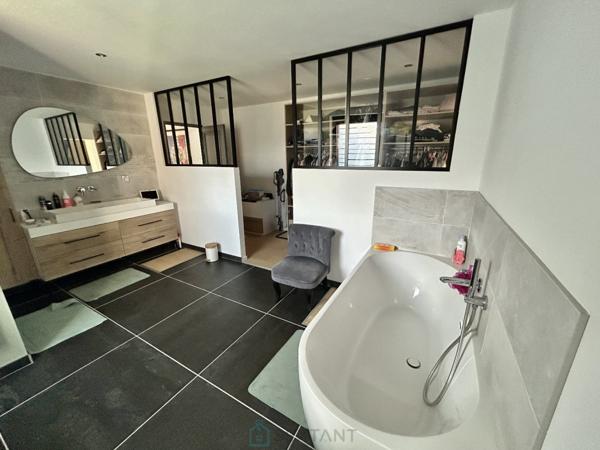 Magnifique Corps de Ferme totalement clos avec Grange de plus de 100m2.