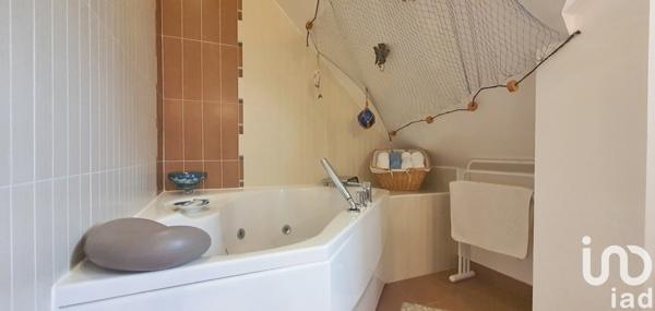 Maison traditionnelle 7 pièces de 214 m² à Moëlan-sur-Mer (29350)