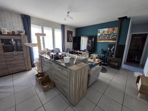 Magnifique Pavillon sur de rez-de-jardin rénové de 83 m² à TORTERON

Situé dans un joli coin de campagne, à deux pas de toutes les commodités, commerces et écoles de la commune de Torteron, nous vous présentons ce magnifique pavillon sur rez-de-jardin, d'une superficie habitable de 83m² et 74m² de sous-sol, sur un terrain de 1540m².

Cette maison dispose d'une entrée dont le dégagement de couloir dessert toutes les pièces du rez-de-chaussée.
A gauche de l'entrée, ce pavillon propose une première chambre de 9m², à droite de l'entrée se trouve un wc indépendant.
Face à l'entrée, cette maison propose une grande pièce de vie de 38m² composée d'un espace cuisine aménagée et équipée et d'un espace séjour salon.
Le rez-de-chaussée se complète de 2 chambres de 10 et 14m², (la plus grande propose un espace dressing), d'une salle de bain et d'un petit espace cellier.
En sous-sol, cette maison dispose d'un cellier de 8 m²qui propose une porte de service vers le terrain, d'un espace chaufferie de 11m², d'un grand garage de de 33m² équipé d'un wc indépendant, ainsi que d'une grande cave de 22m².

Tous les sols de cette maison sont en carrelage (Cuisine, Séjour, dégagement, salle de bain, wc) ou en parquet (chambres), elle comporte une isolation double vitrage pvc avec volets roulants mécaniques, un chauffage de type gaz de ville très récente (2017)  production d'eau chaude.
Elle possède des combles bien isolés et une toiture en tuiles mécaniques terre cuite en bon état.

A l’extérieur, cette maison dispose d'une parcelle d'environ 1540 m² de terrain sans vis à vis, entièrement clôturé, arboré et entretenu.

Les plus: La qualité générale du bien, son coin de campagne tranquille dans un quartier calme, ses volumes de pièces, sa cuisine, son sous sol pratique, son beau terrain.

Photos supplémentaires disponibles sur BSK IMMOBILIER > Nos conseillers > Olivier FRESLON
Pour tout renseignement complémentaire ou pour une visite, contactez moi au 07.62.78.13.13

Idéal pour un premier investissement ou pour une belle maison de campagne, cette maison est une belle opportunité à saisir!!!