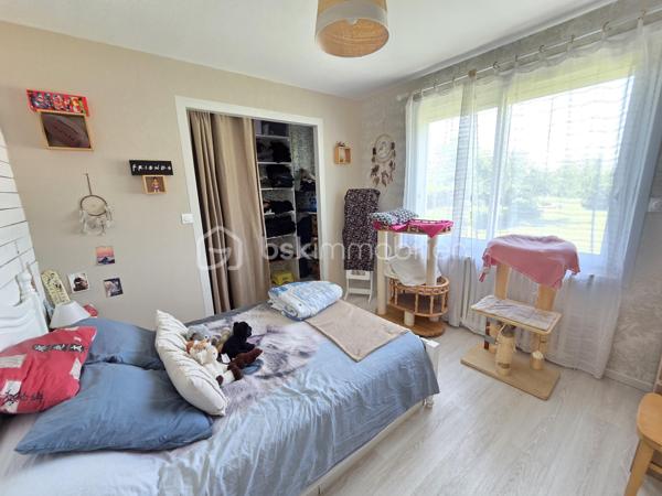 Magnifique Pavillon sur de rez-de-jardin rénové de 83 m² à TORTERON

Situé dans un joli coin de campagne, à deux pas de toutes les commodités, commerces et écoles de la commune de Torteron, nous vous présentons ce magnifique pavillon sur rez-de-jardin, d'une superficie habitable de 83m² et 74m² de sous-sol, sur un terrain de 1540m².

Cette maison dispose d'une entrée dont le dégagement de couloir dessert toutes les pièces du rez-de-chaussée.
A gauche de l'entrée, ce pavillon propose une première chambre de 9m², à droite de l'entrée se trouve un wc indépendant.
Face à l'entrée, cette maison propose une grande pièce de vie de 38m² composée d'un espace cuisine aménagée et équipée et d'un espace séjour salon.
Le rez-de-chaussée se complète de 2 chambres de 10 et 14m², (la plus grande propose un espace dressing), d'une salle de bain et d'un petit espace cellier.
En sous-sol, cette maison dispose d'un cellier de 8 m²qui propose une porte de service vers le terrain, d'un espace chaufferie de 11m², d'un grand garage de de 33m² équipé d'un wc indépendant, ainsi que d'une grande cave de 22m².

Tous les sols de cette maison sont en carrelage (Cuisine, Séjour, dégagement, salle de bain, wc) ou en parquet (chambres), elle comporte une isolation double vitrage pvc avec volets roulants mécaniques, un chauffage de type gaz de ville très récente (2017)  production d'eau chaude.
Elle possède des combles bien isolés et une toiture en tuiles mécaniques terre cuite en bon état.

A l’extérieur, cette maison dispose d'une parcelle d'environ 1540 m² de terrain sans vis à vis, entièrement clôturé, arboré et entretenu.

Les plus: La qualité générale du bien, son coin de campagne tranquille dans un quartier calme, ses volumes de pièces, sa cuisine, son sous sol pratique, son beau terrain.

Photos supplémentaires disponibles sur BSK IMMOBILIER > Nos conseillers > Olivier FRESLON
Pour tout renseignement complémentaire ou pour une visite, contactez moi au 07.62.78.13.13

Idéal pour un premier investissement ou pour une belle maison de campagne, cette maison est une belle opportunité à saisir!!!