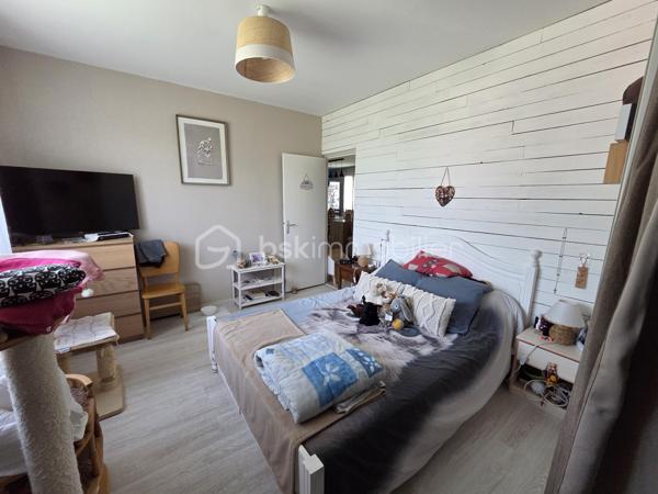 Magnifique Pavillon sur de rez-de-jardin rénové de 83 m² à TORTERON

Situé dans un joli coin de campagne, à deux pas de toutes les commodités, commerces et écoles de la commune de Torteron, nous vous présentons ce magnifique pavillon sur rez-de-jardin, d'une superficie habitable de 83m² et 74m² de sous-sol, sur un terrain de 1540m².

Cette maison dispose d'une entrée dont le dégagement de couloir dessert toutes les pièces du rez-de-chaussée.
A gauche de l'entrée, ce pavillon propose une première chambre de 9m², à droite de l'entrée se trouve un wc indépendant.
Face à l'entrée, cette maison propose une grande pièce de vie de 38m² composée d'un espace cuisine aménagée et équipée et d'un espace séjour salon.
Le rez-de-chaussée se complète de 2 chambres de 10 et 14m², (la plus grande propose un espace dressing), d'une salle de bain et d'un petit espace cellier.
En sous-sol, cette maison dispose d'un cellier de 8 m²qui propose une porte de service vers le terrain, d'un espace chaufferie de 11m², d'un grand garage de de 33m² équipé d'un wc indépendant, ainsi que d'une grande cave de 22m².

Tous les sols de cette maison sont en carrelage (Cuisine, Séjour, dégagement, salle de bain, wc) ou en parquet (chambres), elle comporte une isolation double vitrage pvc avec volets roulants mécaniques, un chauffage de type gaz de ville très récente (2017)  production d'eau chaude.
Elle possède des combles bien isolés et une toiture en tuiles mécaniques terre cuite en bon état.

A l’extérieur, cette maison dispose d'une parcelle d'environ 1540 m² de terrain sans vis à vis, entièrement clôturé, arboré et entretenu.

Les plus: La qualité générale du bien, son coin de campagne tranquille dans un quartier calme, ses volumes de pièces, sa cuisine, son sous sol pratique, son beau terrain.

Photos supplémentaires disponibles sur BSK IMMOBILIER > Nos conseillers > Olivier FRESLON
Pour tout renseignement complémentaire ou pour une visite, contactez moi au 07.62.78.13.13

Idéal pour un premier investissement ou pour une belle maison de campagne, cette maison est une belle opportunité à saisir!!!