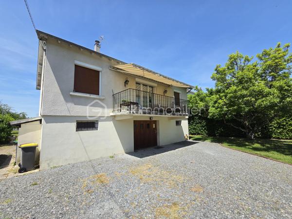 Magnifique Pavillon sur de rez-de-jardin rénové de 83 m² à TORTERON

Situé dans un joli coin de campagne, à deux pas de toutes les commodités, commerces et écoles de la commune de Torteron, nous vous présentons ce magnifique pavillon sur rez-de-jardin, d'une superficie habitable de 83m² et 74m² de sous-sol, sur un terrain de 1540m².

Cette maison dispose d'une entrée dont le dégagement de couloir dessert toutes les pièces du rez-de-chaussée.
A gauche de l'entrée, ce pavillon propose une première chambre de 9m², à droite de l'entrée se trouve un wc indépendant.
Face à l'entrée, cette maison propose une grande pièce de vie de 38m² composée d'un espace cuisine aménagée et équipée et d'un espace séjour salon.
Le rez-de-chaussée se complète de 2 chambres de 10 et 14m², (la plus grande propose un espace dressing), d'une salle de bain et d'un petit espace cellier.
En sous-sol, cette maison dispose d'un cellier de 8 m²qui propose une porte de service vers le terrain, d'un espace chaufferie de 11m², d'un grand garage de de 33m² équipé d'un wc indépendant, ainsi que d'une grande cave de 22m².

Tous les sols de cette maison sont en carrelage (Cuisine, Séjour, dégagement, salle de bain, wc) ou en parquet (chambres), elle comporte une isolation double vitrage pvc avec volets roulants mécaniques, un chauffage de type gaz de ville très récente (2017)  production d'eau chaude.
Elle possède des combles bien isolés et une toiture en tuiles mécaniques terre cuite en bon état.

A l’extérieur, cette maison dispose d'une parcelle d'environ 1540 m² de terrain sans vis à vis, entièrement clôturé, arboré et entretenu.

Les plus: La qualité générale du bien, son coin de campagne tranquille dans un quartier calme, ses volumes de pièces, sa cuisine, son sous sol pratique, son beau terrain.

Photos supplémentaires disponibles sur BSK IMMOBILIER > Nos conseillers > Olivier FRESLON
Pour tout renseignement complémentaire ou pour une visite, contactez moi au 07.62.78.13.13

Idéal pour un premier investissement ou pour une belle maison de campagne, cette maison est une belle opportunité à saisir!!!