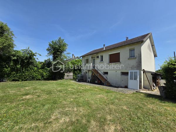 Magnifique Pavillon sur de rez-de-jardin rénové de 83 m² à TORTERON

Situé dans un joli coin de campagne, à deux pas de toutes les commodités, commerces et écoles de la commune de Torteron, nous vous présentons ce magnifique pavillon sur rez-de-jardin, d'une superficie habitable de 83m² et 74m² de sous-sol, sur un terrain de 1540m².

Cette maison dispose d'une entrée dont le dégagement de couloir dessert toutes les pièces du rez-de-chaussée.
A gauche de l'entrée, ce pavillon propose une première chambre de 9m², à droite de l'entrée se trouve un wc indépendant.
Face à l'entrée, cette maison propose une grande pièce de vie de 38m² composée d'un espace cuisine aménagée et équipée et d'un espace séjour salon.
Le rez-de-chaussée se complète de 2 chambres de 10 et 14m², (la plus grande propose un espace dressing), d'une salle de bain et d'un petit espace cellier.
En sous-sol, cette maison dispose d'un cellier de 8 m²qui propose une porte de service vers le terrain, d'un espace chaufferie de 11m², d'un grand garage de de 33m² équipé d'un wc indépendant, ainsi que d'une grande cave de 22m².

Tous les sols de cette maison sont en carrelage (Cuisine, Séjour, dégagement, salle de bain, wc) ou en parquet (chambres), elle comporte une isolation double vitrage pvc avec volets roulants mécaniques, un chauffage de type gaz de ville très récente (2017)  production d'eau chaude.
Elle possède des combles bien isolés et une toiture en tuiles mécaniques terre cuite en bon état.

A l’extérieur, cette maison dispose d'une parcelle d'environ 1540 m² de terrain sans vis à vis, entièrement clôturé, arboré et entretenu.

Les plus: La qualité générale du bien, son coin de campagne tranquille dans un quartier calme, ses volumes de pièces, sa cuisine, son sous sol pratique, son beau terrain.

Photos supplémentaires disponibles sur BSK IMMOBILIER > Nos conseillers > Olivier FRESLON
Pour tout renseignement complémentaire ou pour une visite, contactez moi au 07.62.78.13.13

Idéal pour un premier investissement ou pour une belle maison de campagne, cette maison est une belle opportunité à saisir!!!