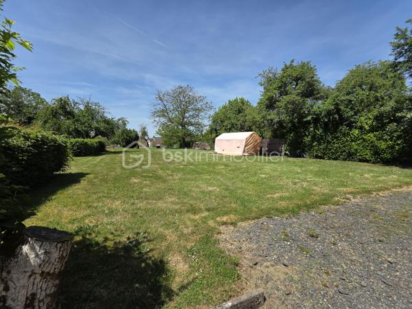 Magnifique Pavillon sur de rez-de-jardin rénové de 83 m² à TORTERON

Situé dans un joli coin de campagne, à deux pas de toutes les commodités, commerces et écoles de la commune de Torteron, nous vous présentons ce magnifique pavillon sur rez-de-jardin, d'une superficie habitable de 83m² et 74m² de sous-sol, sur un terrain de 1540m².

Cette maison dispose d'une entrée dont le dégagement de couloir dessert toutes les pièces du rez-de-chaussée.
A gauche de l'entrée, ce pavillon propose une première chambre de 9m², à droite de l'entrée se trouve un wc indépendant.
Face à l'entrée, cette maison propose une grande pièce de vie de 38m² composée d'un espace cuisine aménagée et équipée et d'un espace séjour salon.
Le rez-de-chaussée se complète de 2 chambres de 10 et 14m², (la plus grande propose un espace dressing), d'une salle de bain et d'un petit espace cellier.
En sous-sol, cette maison dispose d'un cellier de 8 m²qui propose une porte de service vers le terrain, d'un espace chaufferie de 11m², d'un grand garage de de 33m² équipé d'un wc indépendant, ainsi que d'une grande cave de 22m².

Tous les sols de cette maison sont en carrelage (Cuisine, Séjour, dégagement, salle de bain, wc) ou en parquet (chambres), elle comporte une isolation double vitrage pvc avec volets roulants mécaniques, un chauffage de type gaz de ville très récente (2017)  production d'eau chaude.
Elle possède des combles bien isolés et une toiture en tuiles mécaniques terre cuite en bon état.

A l’extérieur, cette maison dispose d'une parcelle d'environ 1540 m² de terrain sans vis à vis, entièrement clôturé, arboré et entretenu.

Les plus: La qualité générale du bien, son coin de campagne tranquille dans un quartier calme, ses volumes de pièces, sa cuisine, son sous sol pratique, son beau terrain.

Photos supplémentaires disponibles sur BSK IMMOBILIER > Nos conseillers > Olivier FRESLON
Pour tout renseignement complémentaire ou pour une visite, contactez moi au 07.62.78.13.13

Idéal pour un premier investissement ou pour une belle maison de campagne, cette maison est une belle opportunité à saisir!!!