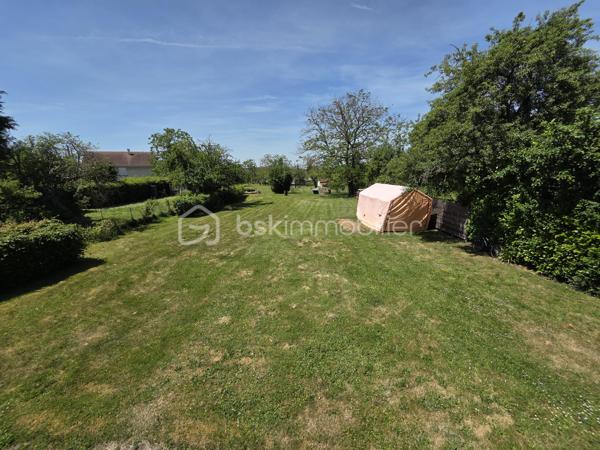 Magnifique Pavillon sur de rez-de-jardin rénové de 83 m² à TORTERON

Situé dans un joli coin de campagne, à deux pas de toutes les commodités, commerces et écoles de la commune de Torteron, nous vous présentons ce magnifique pavillon sur rez-de-jardin, d'une superficie habitable de 83m² et 74m² de sous-sol, sur un terrain de 1540m².

Cette maison dispose d'une entrée dont le dégagement de couloir dessert toutes les pièces du rez-de-chaussée.
A gauche de l'entrée, ce pavillon propose une première chambre de 9m², à droite de l'entrée se trouve un wc indépendant.
Face à l'entrée, cette maison propose une grande pièce de vie de 38m² composée d'un espace cuisine aménagée et équipée et d'un espace séjour salon.
Le rez-de-chaussée se complète de 2 chambres de 10 et 14m², (la plus grande propose un espace dressing), d'une salle de bain et d'un petit espace cellier.
En sous-sol, cette maison dispose d'un cellier de 8 m²qui propose une porte de service vers le terrain, d'un espace chaufferie de 11m², d'un grand garage de de 33m² équipé d'un wc indépendant, ainsi que d'une grande cave de 22m².

Tous les sols de cette maison sont en carrelage (Cuisine, Séjour, dégagement, salle de bain, wc) ou en parquet (chambres), elle comporte une isolation double vitrage pvc avec volets roulants mécaniques, un chauffage de type gaz de ville très récente (2017)  production d'eau chaude.
Elle possède des combles bien isolés et une toiture en tuiles mécaniques terre cuite en bon état.

A l’extérieur, cette maison dispose d'une parcelle d'environ 1540 m² de terrain sans vis à vis, entièrement clôturé, arboré et entretenu.

Les plus: La qualité générale du bien, son coin de campagne tranquille dans un quartier calme, ses volumes de pièces, sa cuisine, son sous sol pratique, son beau terrain.

Photos supplémentaires disponibles sur BSK IMMOBILIER > Nos conseillers > Olivier FRESLON
Pour tout renseignement complémentaire ou pour une visite, contactez moi au 07.62.78.13.13

Idéal pour un premier investissement ou pour une belle maison de campagne, cette maison est une belle opportunité à saisir!!!
