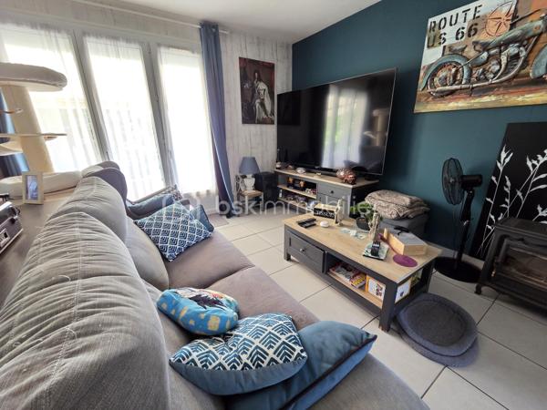Magnifique Pavillon sur de rez-de-jardin rénové de 83 m² à TORTERON

Situé dans un joli coin de campagne, à deux pas de toutes les commodités, commerces et écoles de la commune de Torteron, nous vous présentons ce magnifique pavillon sur rez-de-jardin, d'une superficie habitable de 83m² et 74m² de sous-sol, sur un terrain de 1540m².

Cette maison dispose d'une entrée dont le dégagement de couloir dessert toutes les pièces du rez-de-chaussée.
A gauche de l'entrée, ce pavillon propose une première chambre de 9m², à droite de l'entrée se trouve un wc indépendant.
Face à l'entrée, cette maison propose une grande pièce de vie de 38m² composée d'un espace cuisine aménagée et équipée et d'un espace séjour salon.
Le rez-de-chaussée se complète de 2 chambres de 10 et 14m², (la plus grande propose un espace dressing), d'une salle de bain et d'un petit espace cellier.
En sous-sol, cette maison dispose d'un cellier de 8 m²qui propose une porte de service vers le terrain, d'un espace chaufferie de 11m², d'un grand garage de de 33m² équipé d'un wc indépendant, ainsi que d'une grande cave de 22m².

Tous les sols de cette maison sont en carrelage (Cuisine, Séjour, dégagement, salle de bain, wc) ou en parquet (chambres), elle comporte une isolation double vitrage pvc avec volets roulants mécaniques, un chauffage de type gaz de ville très récente (2017)  production d'eau chaude.
Elle possède des combles bien isolés et une toiture en tuiles mécaniques terre cuite en bon état.

A l’extérieur, cette maison dispose d'une parcelle d'environ 1540 m² de terrain sans vis à vis, entièrement clôturé, arboré et entretenu.

Les plus: La qualité générale du bien, son coin de campagne tranquille dans un quartier calme, ses volumes de pièces, sa cuisine, son sous sol pratique, son beau terrain.

Photos supplémentaires disponibles sur BSK IMMOBILIER > Nos conseillers > Olivier FRESLON
Pour tout renseignement complémentaire ou pour une visite, contactez moi au 07.62.78.13.13

Idéal pour un premier investissement ou pour une belle maison de campagne, cette maison est une belle opportunité à saisir!!!