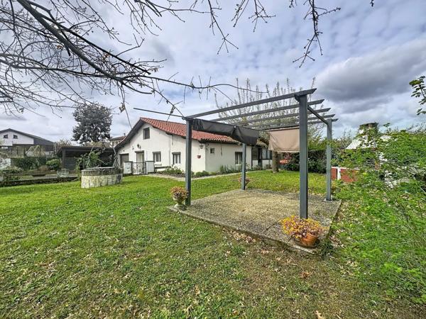 Maison traditionnelle avec véranda, garage, double abri voiture