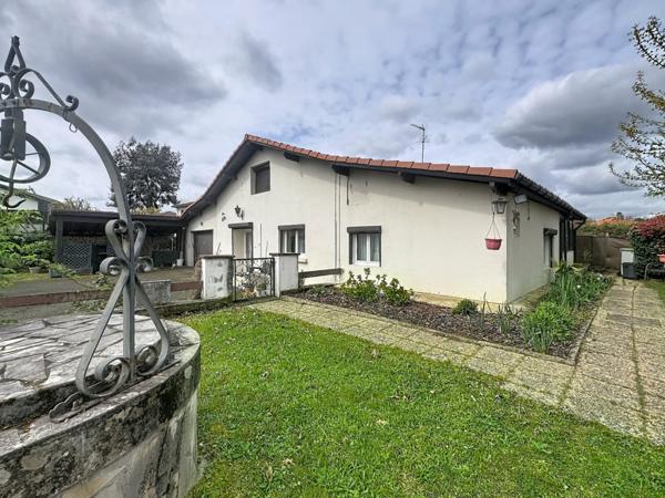 Maison traditionnelle avec véranda, garage, double abri voiture