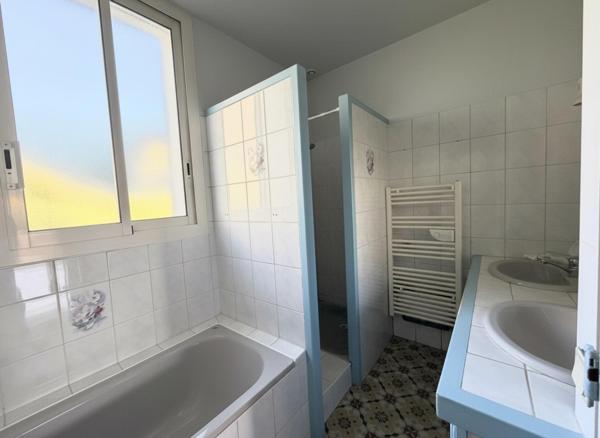 Charmante maison  avec carreaux de ciment d’époque, jardin et grand potentiel, à deux pas du centre de Cadenet.