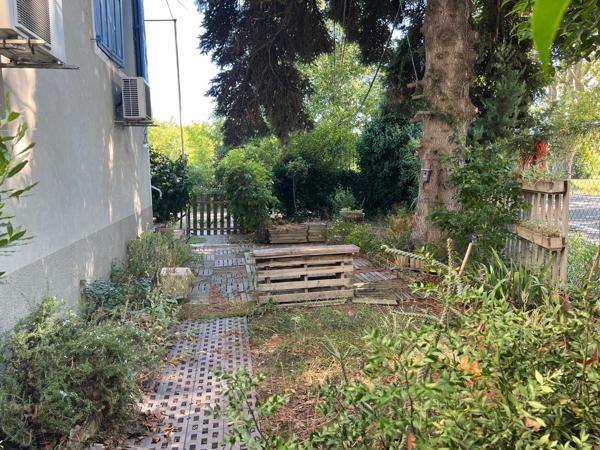 Charmante maison  avec carreaux de ciment d’époque, jardin et grand potentiel, à deux pas du centre de Cadenet.
