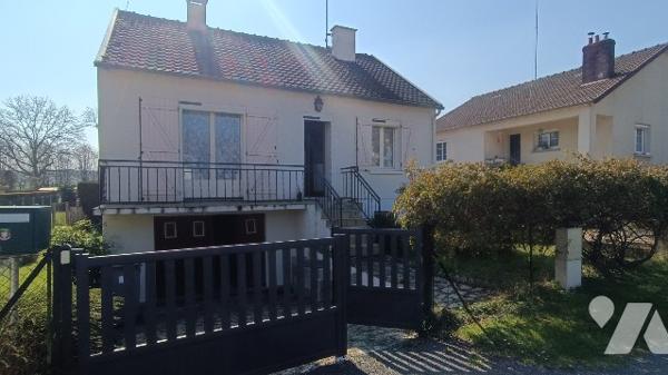Dans village avec écoles et commerces pavillon de 3 pièces, sur sous-sol sur 370 m² de jardin.