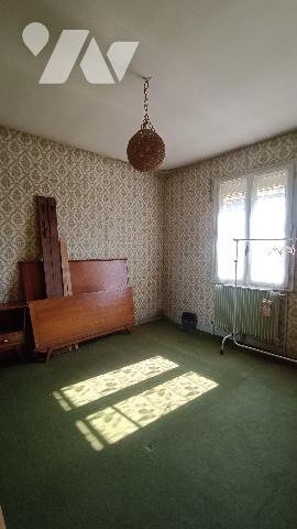 Dans village avec écoles et commerces pavillon de 3 pièces, sur sous-sol sur 370 m² de jardin.