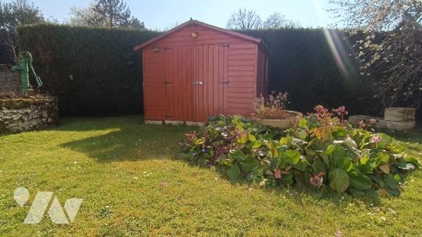 Dans village avec écoles et commerces pavillon de 3 pièces, sur sous-sol sur 370 m² de jardin.