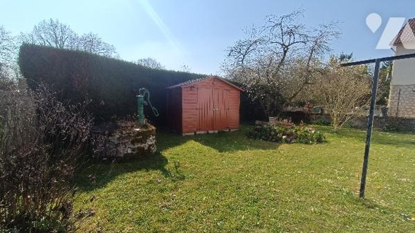 Dans village avec écoles et commerces pavillon de 3 pièces, sur sous-sol sur 370 m² de jardin.