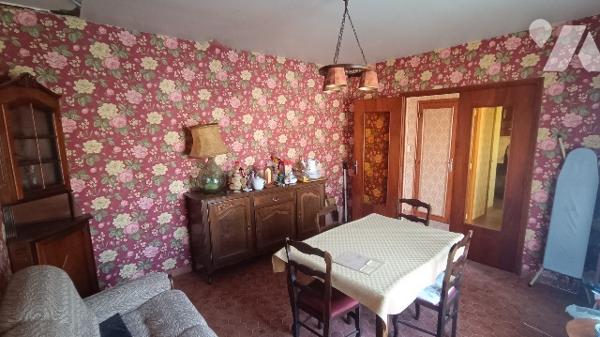 Dans village avec écoles et commerces pavillon de 3 pièces, sur sous-sol sur 370 m² de jardin.