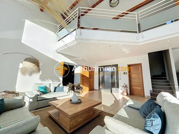 Vente                                                      Maison
                        
                     8 pièces                      278 m2                     à Bourgoin-Jallieu