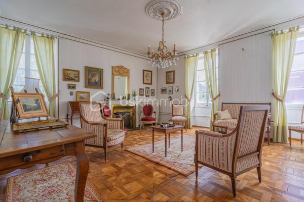 Au cœur du centre historique de Faverges, à proximité immédiate du château et des commodités, découvrez cette maison de ville de caractère datant des années 1800, développant environ 340 m² habitables, avec un agréable jardin privatif, véritable atout en plein centre-ville.

Cette bâtisse ancienne séduit dès l’entrée par son authenticité : bel escalier en bois, volumes généreux, parquets anciens, carreaux de ciment, cheminée, belle hauteur sous plafond et éléments d’époque conservés. L’ensemble offre une atmosphère unique, idéale pour les amoureux de biens patrimoniaux et de maisons chargées d’histoire.

Répartie sur plusieurs niveaux, elle propose de nombreuses pièces permettant d’imaginer différents projets : résidence principale de caractère, habitation avec espaces de travail, projet patrimonial ou investissement avec division en plusieurs logements, sous réserve des autorisations d’urbanisme et de la faisabilité technique.

Les combles, la cave et les nombreuses surfaces annexes offrent également un potentiel d’aménagement ou de stockage intéressant.

À l’extérieur, le jardin apporte un charme supplémentaire rare dans ce secteur : un véritable espace de respiration, au calme, tout en étant au cœur de la ville.

Des travaux de rénovation sont à prévoir, notamment sur le plan énergétique, permettant de redonner tout son éclat à cette propriété de caractère et de l’adapter aux standards actuels de confort.

Les points forts :

* Maison de ville datant des années 1800
* Emplacement privilégié en centre historique
* Proximité immédiate du château de Faverges
* Environ 340 m² habitables
* Jardin privatif rare en centre-ville
* Cachet de l’ancien : parquet, escalier bois, cheminée, carreaux de ciment, volumes
* Combles, cave et annexes
* Fort potentiel de réhabilitation
* Possibilité d’étudier une division en plusieurs logements
* Idéal résidence principale de caractère, projet patrimonial ou investisseur


Un bien rare sur le secteur, offrant un très beau potentiel pour un acquéreur souhaitant créer un projet unique au cœur de Faverges.