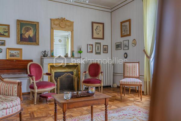 Au cœur du centre historique de Faverges, à proximité immédiate du château et des commodités, découvrez cette maison de ville de caractère datant des années 1800, développant environ 340 m² habitables, avec un agréable jardin privatif, véritable atout en plein centre-ville.

Cette bâtisse ancienne séduit dès l’entrée par son authenticité : bel escalier en bois, volumes généreux, parquets anciens, carreaux de ciment, cheminée, belle hauteur sous plafond et éléments d’époque conservés. L’ensemble offre une atmosphère unique, idéale pour les amoureux de biens patrimoniaux et de maisons chargées d’histoire.

Répartie sur plusieurs niveaux, elle propose de nombreuses pièces permettant d’imaginer différents projets : résidence principale de caractère, habitation avec espaces de travail, projet patrimonial ou investissement avec division en plusieurs logements, sous réserve des autorisations d’urbanisme et de la faisabilité technique.

Les combles, la cave et les nombreuses surfaces annexes offrent également un potentiel d’aménagement ou de stockage intéressant.

À l’extérieur, le jardin apporte un charme supplémentaire rare dans ce secteur : un véritable espace de respiration, au calme, tout en étant au cœur de la ville.

Des travaux de rénovation sont à prévoir, notamment sur le plan énergétique, permettant de redonner tout son éclat à cette propriété de caractère et de l’adapter aux standards actuels de confort.

Les points forts :

* Maison de ville datant des années 1800
* Emplacement privilégié en centre historique
* Proximité immédiate du château de Faverges
* Environ 340 m² habitables
* Jardin privatif rare en centre-ville
* Cachet de l’ancien : parquet, escalier bois, cheminée, carreaux de ciment, volumes
* Combles, cave et annexes
* Fort potentiel de réhabilitation
* Possibilité d’étudier une division en plusieurs logements
* Idéal résidence principale de caractère, projet patrimonial ou investisseur


Un bien rare sur le secteur, offrant un très beau potentiel pour un acquéreur souhaitant créer un projet unique au cœur de Faverges.