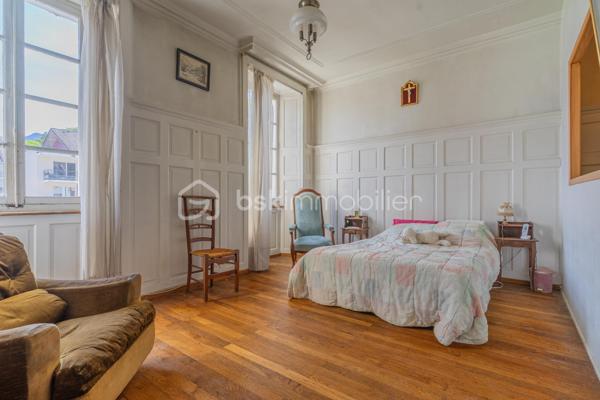 Au cœur du centre historique de Faverges, à proximité immédiate du château et des commodités, découvrez cette maison de ville de caractère datant des années 1800, développant environ 340 m² habitables, avec un agréable jardin privatif, véritable atout en plein centre-ville.

Cette bâtisse ancienne séduit dès l’entrée par son authenticité : bel escalier en bois, volumes généreux, parquets anciens, carreaux de ciment, cheminée, belle hauteur sous plafond et éléments d’époque conservés. L’ensemble offre une atmosphère unique, idéale pour les amoureux de biens patrimoniaux et de maisons chargées d’histoire.

Répartie sur plusieurs niveaux, elle propose de nombreuses pièces permettant d’imaginer différents projets : résidence principale de caractère, habitation avec espaces de travail, projet patrimonial ou investissement avec division en plusieurs logements, sous réserve des autorisations d’urbanisme et de la faisabilité technique.

Les combles, la cave et les nombreuses surfaces annexes offrent également un potentiel d’aménagement ou de stockage intéressant.

À l’extérieur, le jardin apporte un charme supplémentaire rare dans ce secteur : un véritable espace de respiration, au calme, tout en étant au cœur de la ville.

Des travaux de rénovation sont à prévoir, notamment sur le plan énergétique, permettant de redonner tout son éclat à cette propriété de caractère et de l’adapter aux standards actuels de confort.

Les points forts :

* Maison de ville datant des années 1800
* Emplacement privilégié en centre historique
* Proximité immédiate du château de Faverges
* Environ 340 m² habitables
* Jardin privatif rare en centre-ville
* Cachet de l’ancien : parquet, escalier bois, cheminée, carreaux de ciment, volumes
* Combles, cave et annexes
* Fort potentiel de réhabilitation
* Possibilité d’étudier une division en plusieurs logements
* Idéal résidence principale de caractère, projet patrimonial ou investisseur


Un bien rare sur le secteur, offrant un très beau potentiel pour un acquéreur souhaitant créer un projet unique au cœur de Faverges.