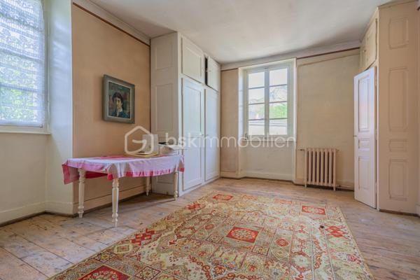 Au cœur du centre historique de Faverges, à proximité immédiate du château et des commodités, découvrez cette maison de ville de caractère datant des années 1800, développant environ 340 m² habitables, avec un agréable jardin privatif, véritable atout en plein centre-ville.

Cette bâtisse ancienne séduit dès l’entrée par son authenticité : bel escalier en bois, volumes généreux, parquets anciens, carreaux de ciment, cheminée, belle hauteur sous plafond et éléments d’époque conservés. L’ensemble offre une atmosphère unique, idéale pour les amoureux de biens patrimoniaux et de maisons chargées d’histoire.

Répartie sur plusieurs niveaux, elle propose de nombreuses pièces permettant d’imaginer différents projets : résidence principale de caractère, habitation avec espaces de travail, projet patrimonial ou investissement avec division en plusieurs logements, sous réserve des autorisations d’urbanisme et de la faisabilité technique.

Les combles, la cave et les nombreuses surfaces annexes offrent également un potentiel d’aménagement ou de stockage intéressant.

À l’extérieur, le jardin apporte un charme supplémentaire rare dans ce secteur : un véritable espace de respiration, au calme, tout en étant au cœur de la ville.

Des travaux de rénovation sont à prévoir, notamment sur le plan énergétique, permettant de redonner tout son éclat à cette propriété de caractère et de l’adapter aux standards actuels de confort.

Les points forts :

* Maison de ville datant des années 1800
* Emplacement privilégié en centre historique
* Proximité immédiate du château de Faverges
* Environ 340 m² habitables
* Jardin privatif rare en centre-ville
* Cachet de l’ancien : parquet, escalier bois, cheminée, carreaux de ciment, volumes
* Combles, cave et annexes
* Fort potentiel de réhabilitation
* Possibilité d’étudier une division en plusieurs logements
* Idéal résidence principale de caractère, projet patrimonial ou investisseur


Un bien rare sur le secteur, offrant un très beau potentiel pour un acquéreur souhaitant créer un projet unique au cœur de Faverges.