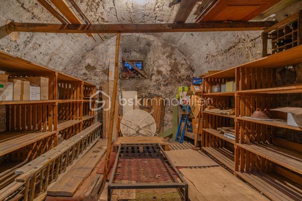 Au cœur du centre historique de Faverges, à proximité immédiate du château et des commodités, découvrez cette maison de ville de caractère datant des années 1800, développant environ 340 m² habitables, avec un agréable jardin privatif, véritable atout en plein centre-ville.

Cette bâtisse ancienne séduit dès l’entrée par son authenticité : bel escalier en bois, volumes généreux, parquets anciens, carreaux de ciment, cheminée, belle hauteur sous plafond et éléments d’époque conservés. L’ensemble offre une atmosphère unique, idéale pour les amoureux de biens patrimoniaux et de maisons chargées d’histoire.

Répartie sur plusieurs niveaux, elle propose de nombreuses pièces permettant d’imaginer différents projets : résidence principale de caractère, habitation avec espaces de travail, projet patrimonial ou investissement avec division en plusieurs logements, sous réserve des autorisations d’urbanisme et de la faisabilité technique.

Les combles, la cave et les nombreuses surfaces annexes offrent également un potentiel d’aménagement ou de stockage intéressant.

À l’extérieur, le jardin apporte un charme supplémentaire rare dans ce secteur : un véritable espace de respiration, au calme, tout en étant au cœur de la ville.

Des travaux de rénovation sont à prévoir, notamment sur le plan énergétique, permettant de redonner tout son éclat à cette propriété de caractère et de l’adapter aux standards actuels de confort.

Les points forts :

* Maison de ville datant des années 1800
* Emplacement privilégié en centre historique
* Proximité immédiate du château de Faverges
* Environ 340 m² habitables
* Jardin privatif rare en centre-ville
* Cachet de l’ancien : parquet, escalier bois, cheminée, carreaux de ciment, volumes
* Combles, cave et annexes
* Fort potentiel de réhabilitation
* Possibilité d’étudier une division en plusieurs logements
* Idéal résidence principale de caractère, projet patrimonial ou investisseur


Un bien rare sur le secteur, offrant un très beau potentiel pour un acquéreur souhaitant créer un projet unique au cœur de Faverges.